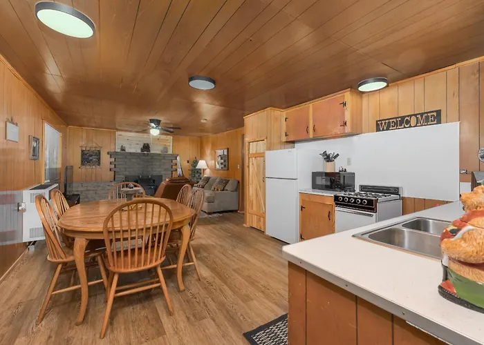 Bear Paw Lodge & Vacation Homes