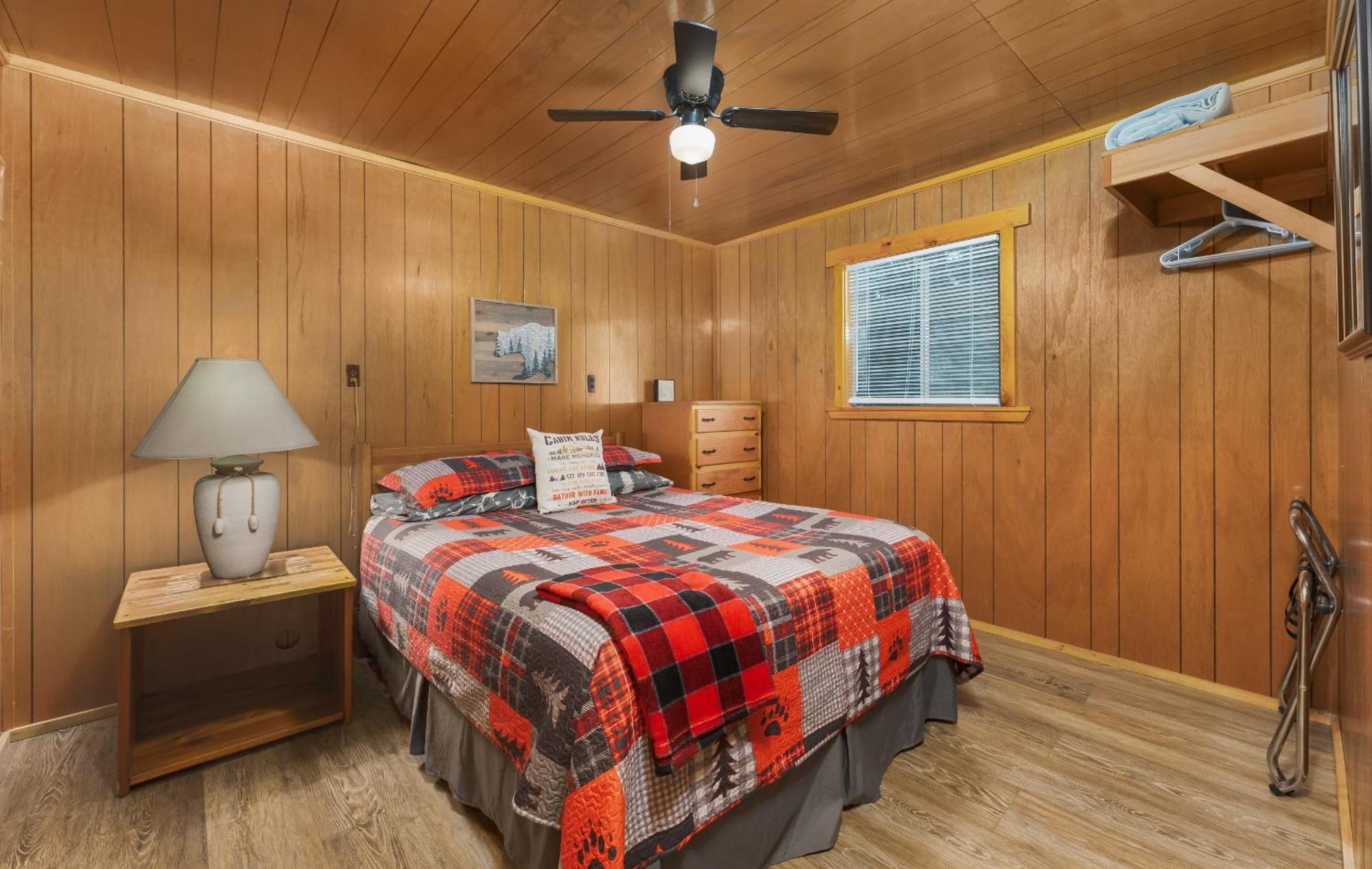 Lodge Bear Paw & *